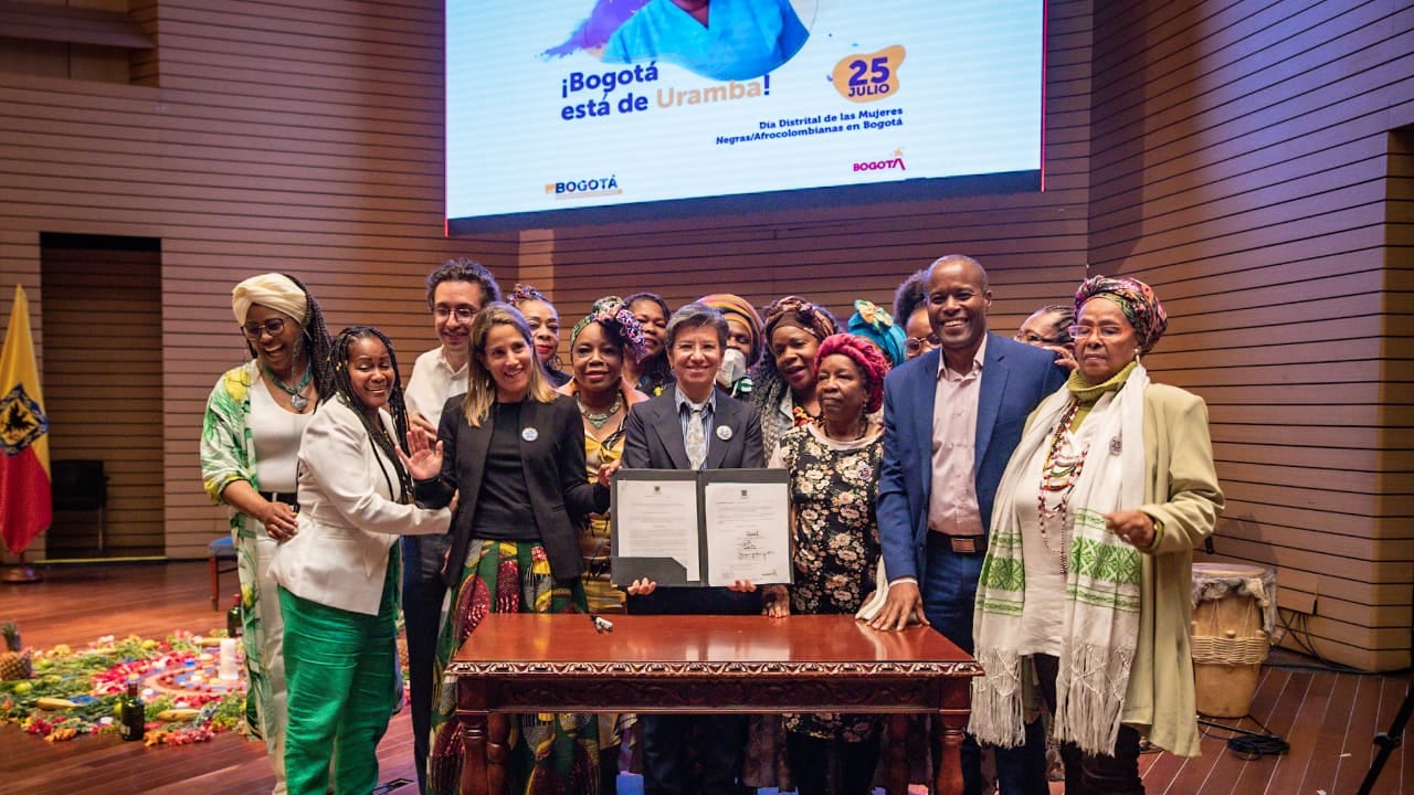 La alcaldesa de Bogotá firma decreto oficializando el 25 de julio como el 'Día de las mujeres negras-afrocolombianas' en la ciudad.