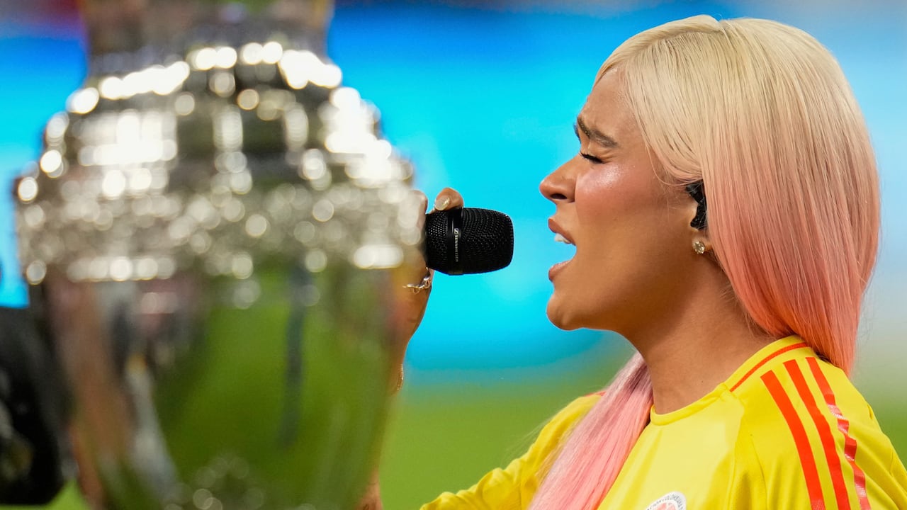 Karol G, a su estilo, interpretó las letras del símbolo nacional, enalteciendo la bandera de Colombia.