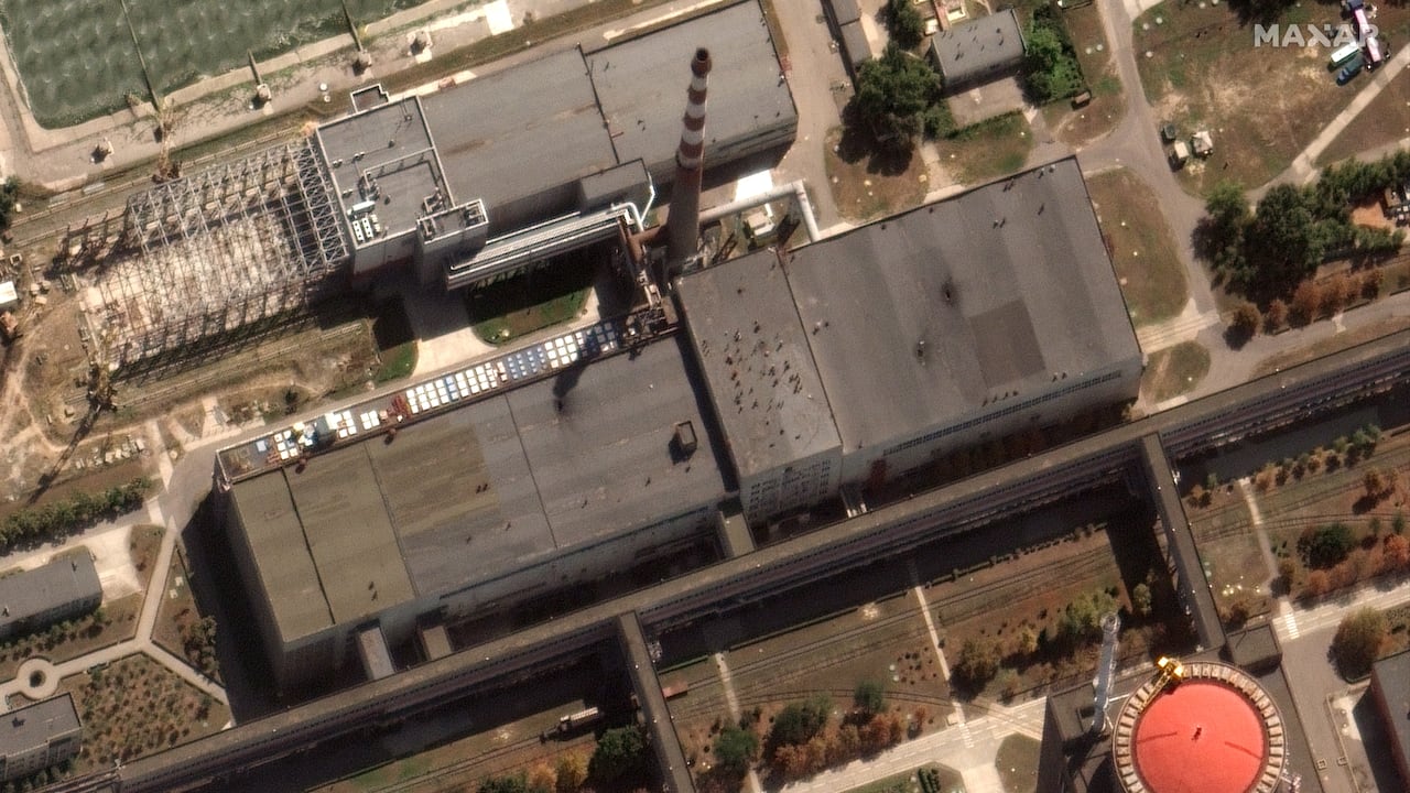 Esta imagen satelital del folleto cortesía de Maxar Technologies publicada el 29 de agosto de 2022 muestra la planta de energía nuclear Zaporizhzhia en Enerhodar, la planta y el área circundante muestran daños recientes en el techo de un edificio adyacente a varios de los reactores nucleares. - La planta de Zaporizhzhia, la instalación atómica más grande de Europa, ha sido ocupada por tropas rusas desde el comienzo de la guerra. (Photo by Handout / Maxar Technologies / AFP) / RESTRINGIDO A USO EDITORIAL - CRÉDITO OBLIGATORIO "FOTO AFP / Imagen satelital 2022 Maxar Technologies" - SIN MARKETING SIN CAMPAÑAS PUBLICITARIAS - DISTRIBUIDO COMO SERVICIO A CLIENTES