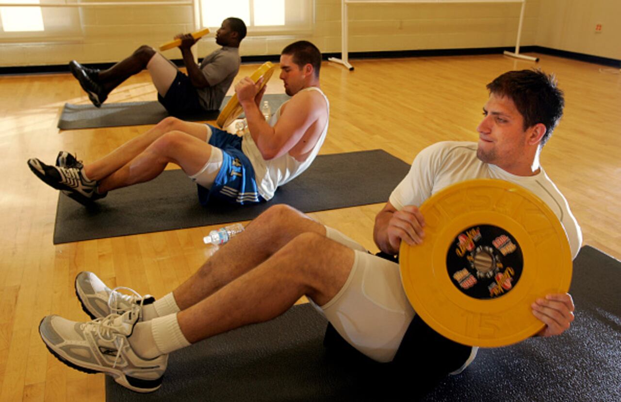 El 'russian twist' -o giro ruso- es uno de los ejercicios más efectivos para fortalecer y tonificar el abdomen.