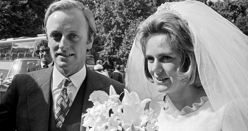  Camilla se casó con Andrew Parker Bowles, pero pronto las infidelidades de su esposo la llevaron de vuelta a los brazos de Carlos.