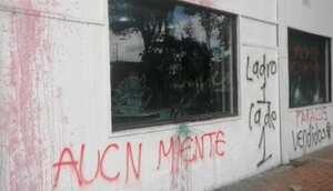 "AUCN Miente", uno de los grafitis que quedaron luego del ataque de vándalos a RCN Radio, durante manifestaciones el 23 de junio.