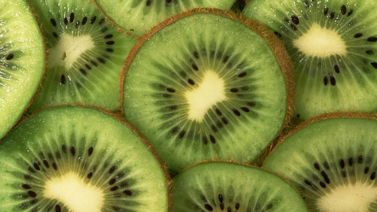 El kiwi ayuda en el proceso para perder peso por su alto  porcentaje de agua y un nivel calórico intermedio. Foto: Getty images.