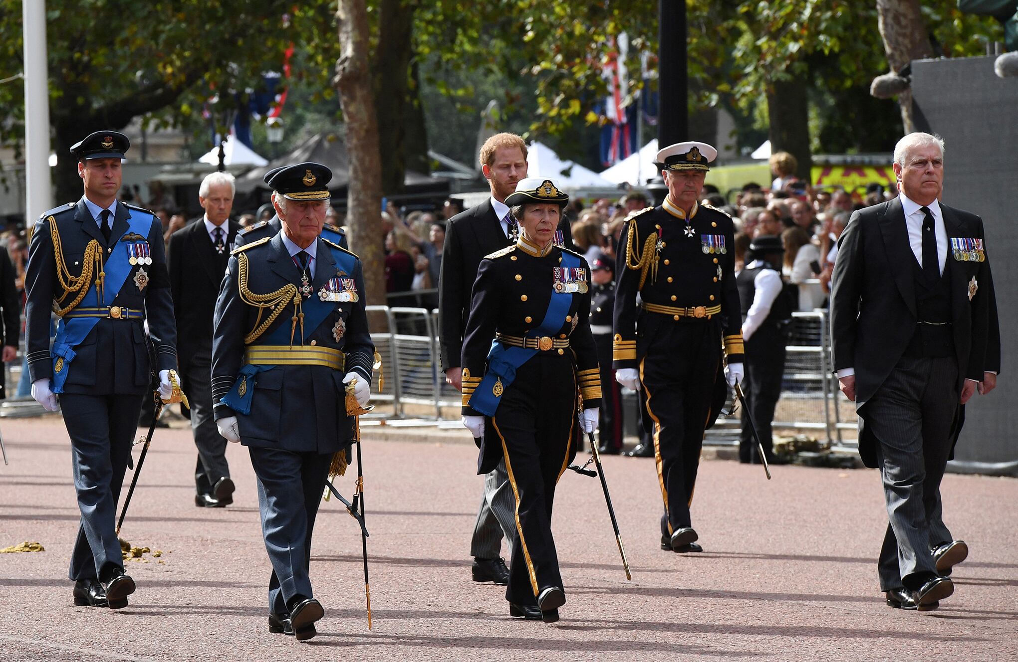 En imágenes : Procesión del ataúd de la reina por Londres