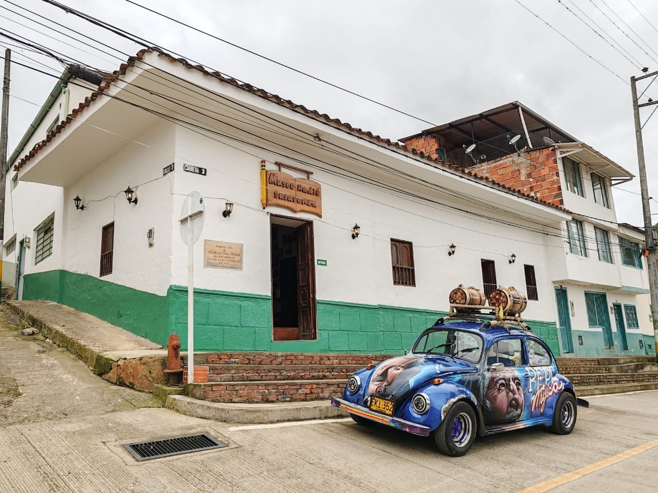 En este carro llegaban las cartillas educativas hasta las veredas. Fue restaurado y ahora es parte del Museo Radio Sutatenza.