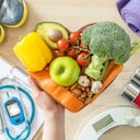 Estilo de vida saludable con dieta cetogénica, comer alimentos cetogénicos limpios, dieta de buena salud en un plato para el corazón con ejercicio corporal aeróbico, clase de entrenamiento en el gimnasio, báscula y calzado deportivo en el gimnasio