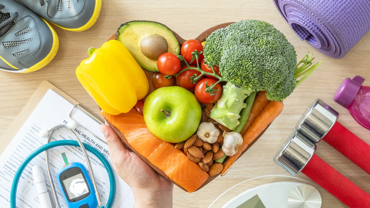 Un estilo de vida saludable es uno de los factores importantes para evitar el dolor de estomago o incluso el reflujo.