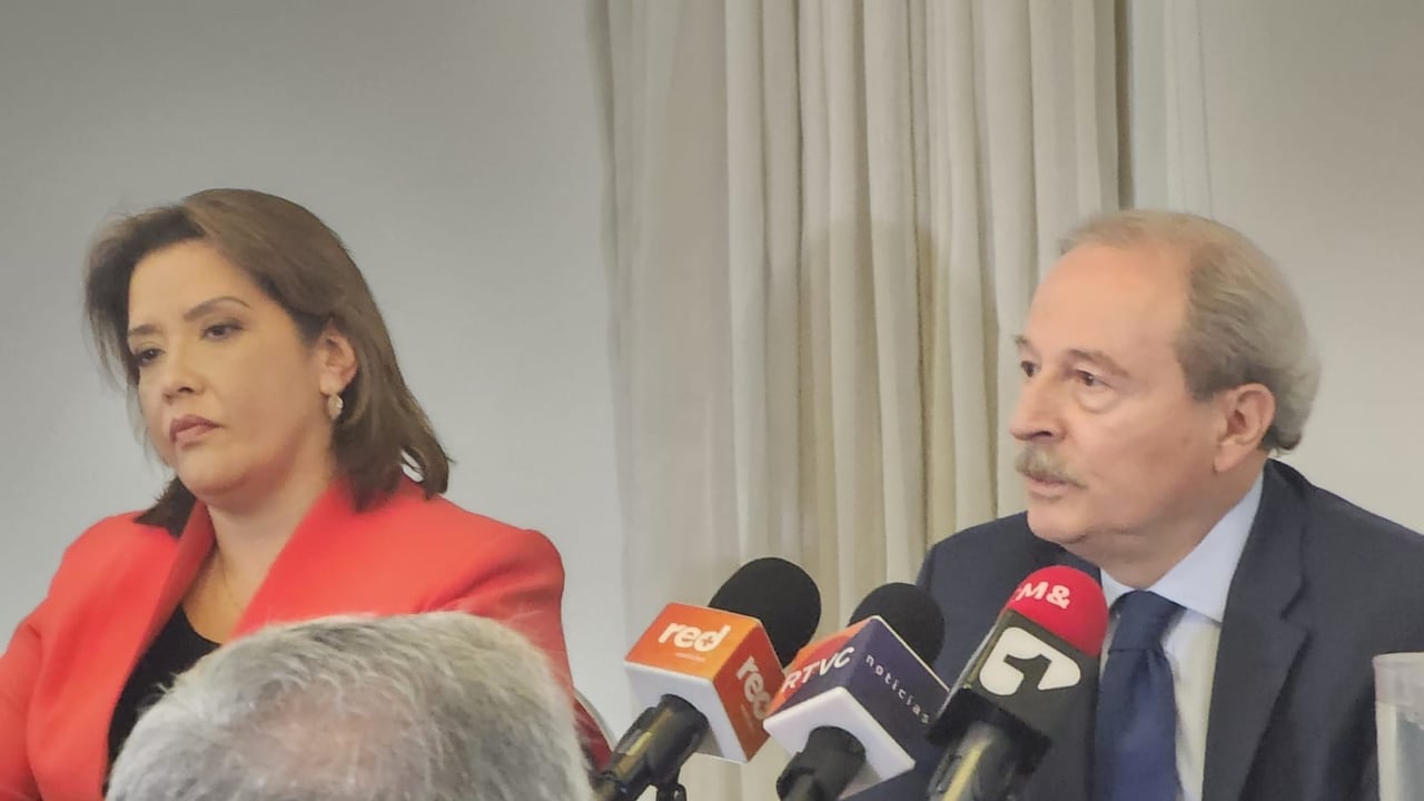 La exviceministra María Godoy y el exministro de Salud Augusto Galán dieron a conocer las preguntas que hicieron a través de su derecho de petición.