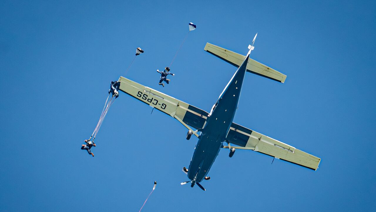 Los uniformados se encontraban haciendo saltos de práctica.