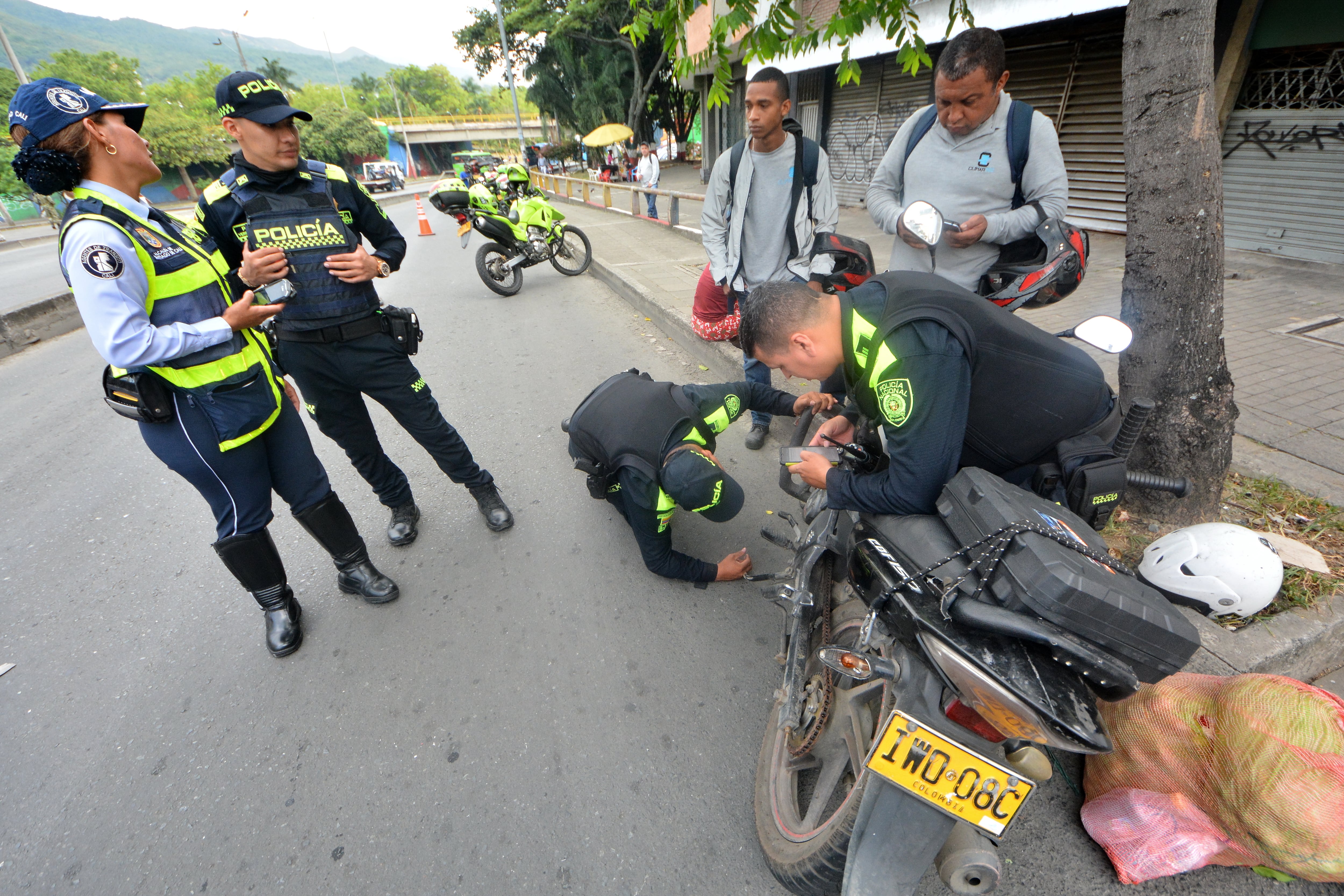 Continúan los operativos de Tránsito y Policía Nacional con el apoyo del ejército, hacia conductores de moto, dónde se exigen documentos al día. A pesar de las campanas que se vienen realizando a través de los medios de comunicación y redes sociales, son muchos los motociclistas que andan sin los documentos al día, ganándose multas e inmovilización del vehículo.