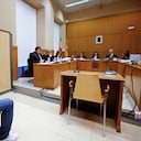 El futbolista brasileño Dani Alves se ve sentado durante su juicio en Barcelona, España, el lunes 5 de febrero de 2024. Alves, ex del Barcelona, es acusado por abusar sexualmente a una mujer en la noche del 30 de diciembre de 2022. El jugador de 40 años ha rechazado las acusaciones. (Alberto Estevez/Pool Foto via AP)