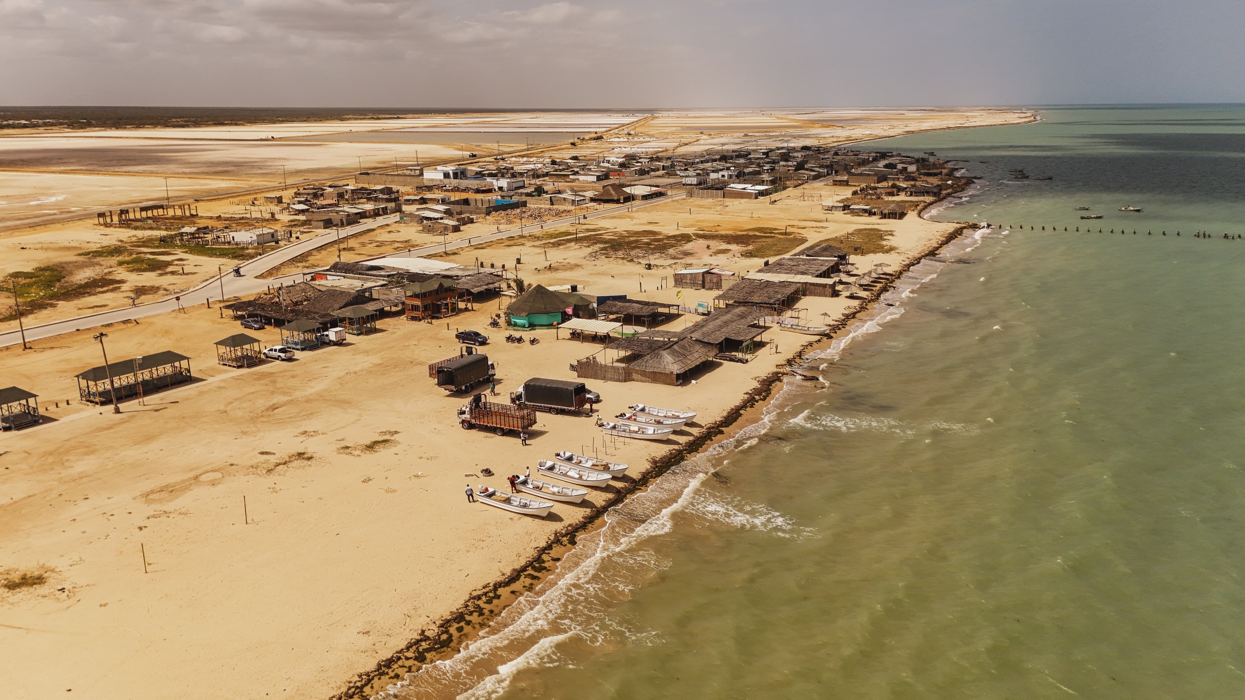 Se entregaron 283 embarcaciones en fibra de vidrio para facilitar la labor diaria de los pescadores.