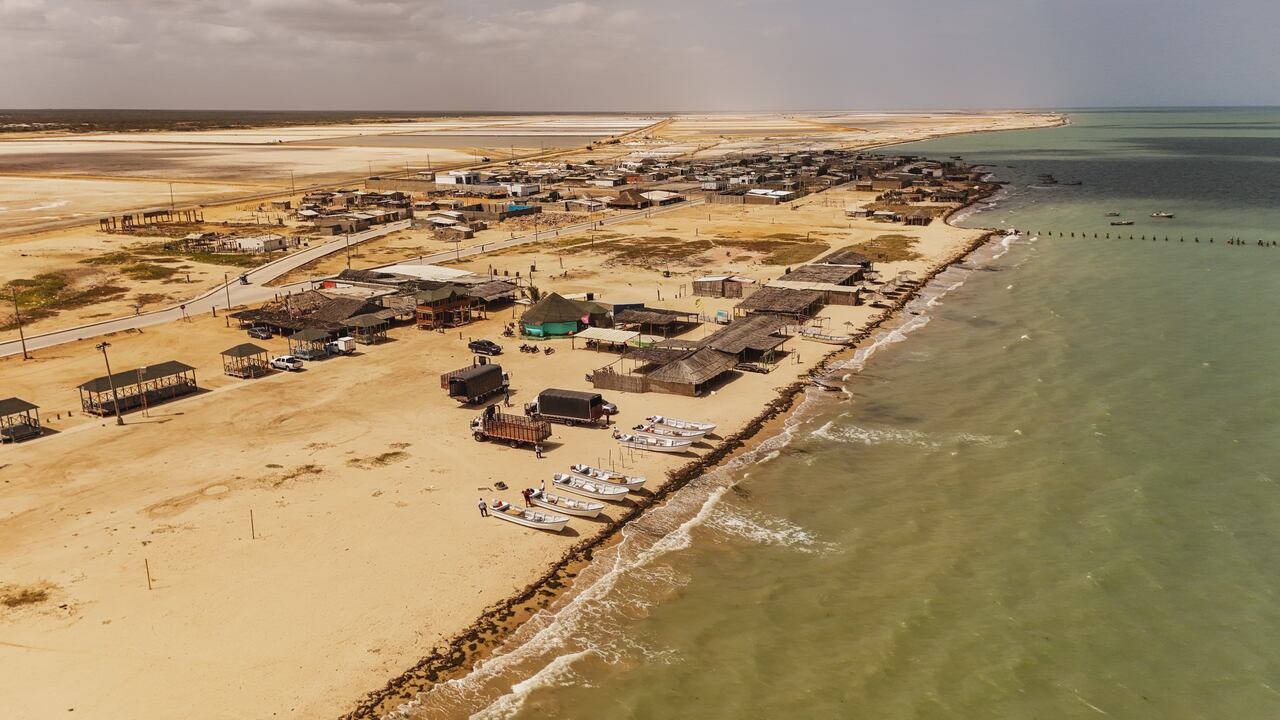 Se entregaron 283 embarcaciones en fibra de vidrio para facilitar la labor diaria de los pescadores.