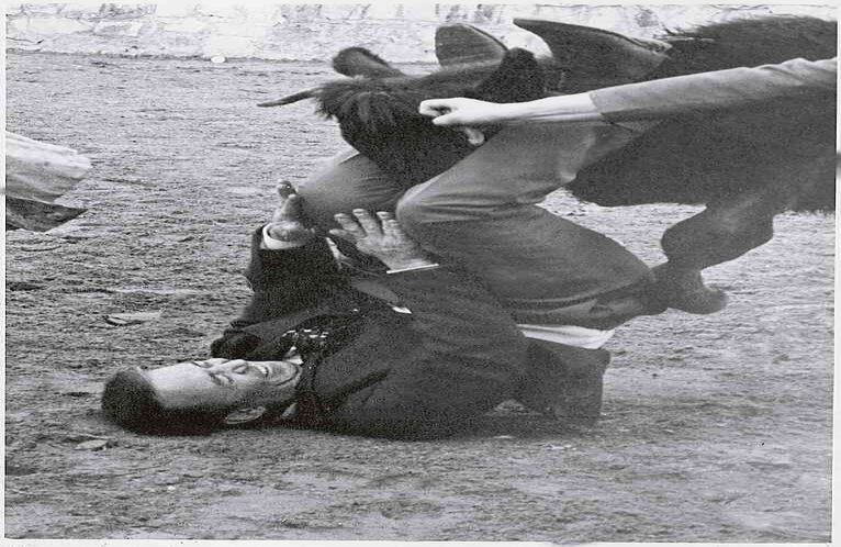 El expresidente Betancur era oriundo de Amagá, Antioquia. Nació el 4 de febrero de 1923. Una de sus aficiones era la fiesta brava. En la imagen se lleva el revolcón de una vaquilla de casta en la finca Mondoñedo, en Bogotá. Archivo SEMANA.