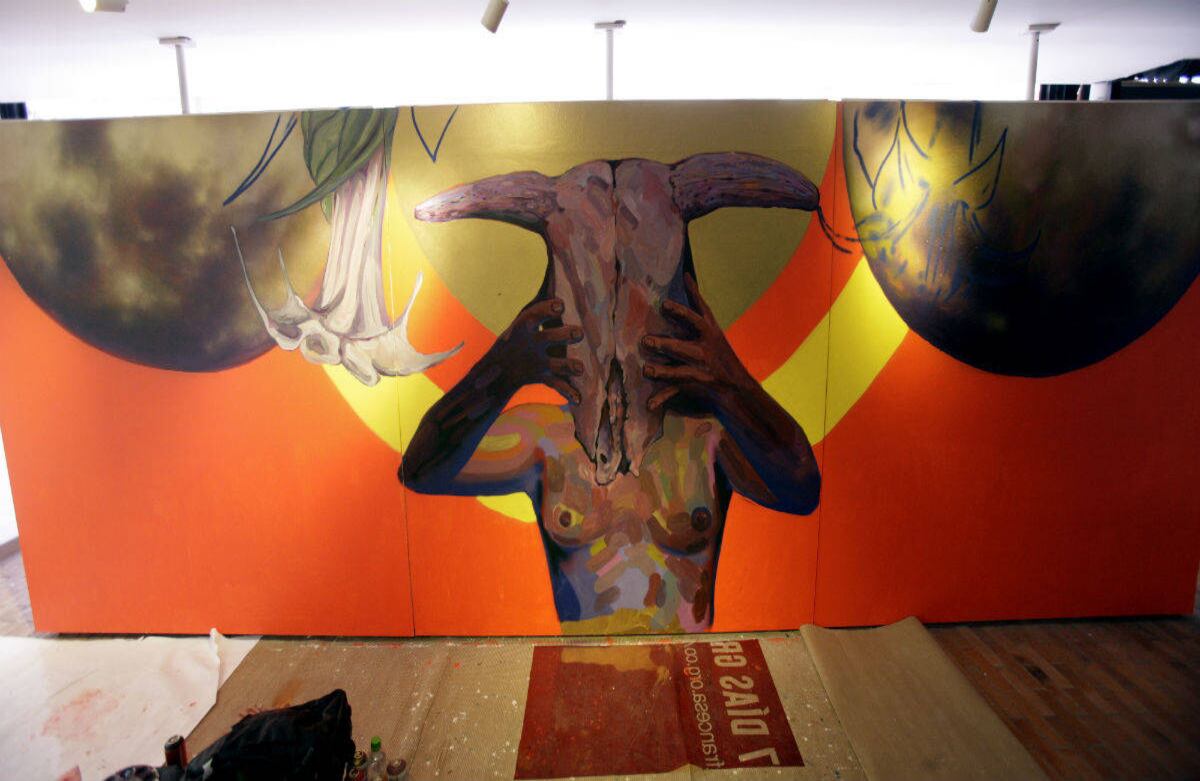 Intervención del colombiano Guache en la galería de la Alianza Francesa (Centro). Foto: Carlos Julio Martínez.