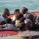 Los migrantes de Libia llegan en un bote al puerto de Porto Empedocle en Sicilia, Italia. (AP)