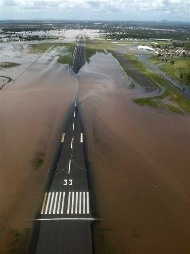 Aeropuerto de Rockhampton / Las carreteras y vías ferroviarias han quedado inservibles, sumiendo a la industria carbonífera, virtualmente paralizada, y las actividades de los ranchos ganaderos y agrícolas suspendidas en gran parte del estado.