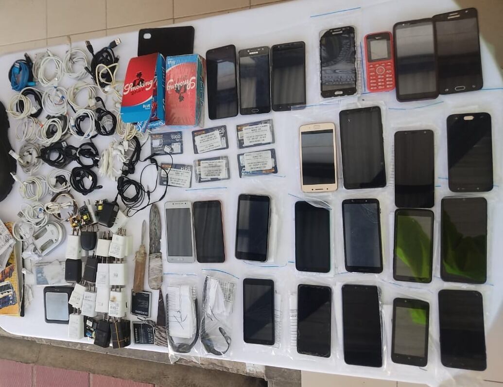 Celulares de alta y baja gama fueron encontrados en las celdas