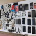 Celulares de alta y baja gama fueron encontrados en las celdas