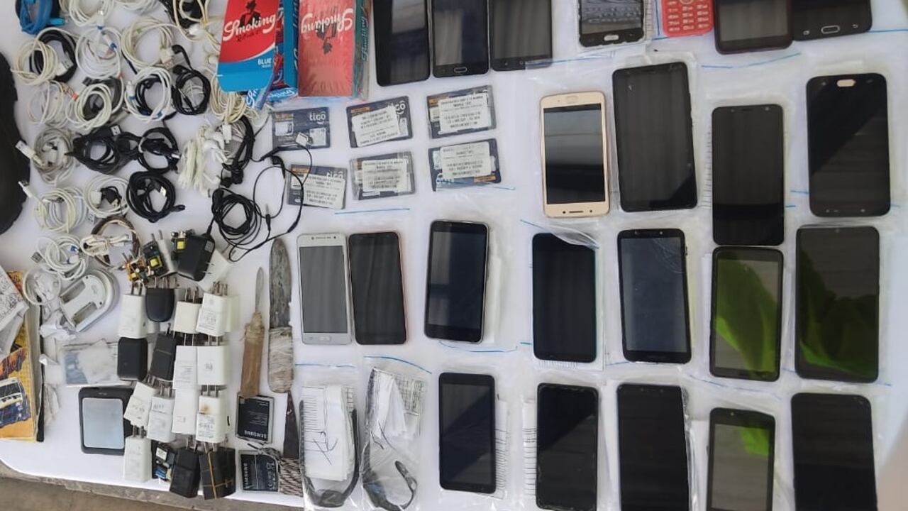 Celulares de alta y baja gama fueron encontrados en las celdas
