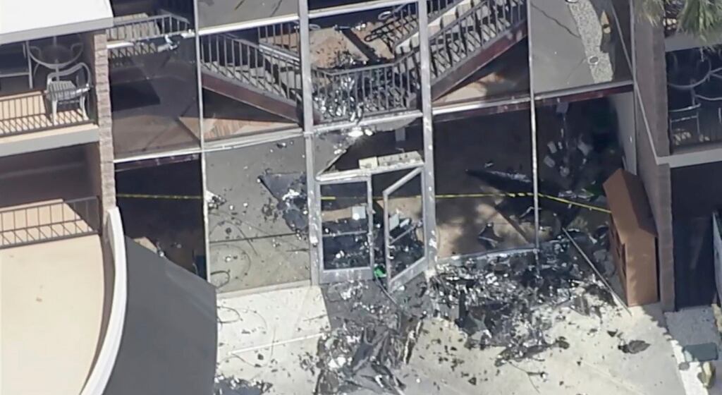 Escombros cubren el suelo cerca del lugar de una explosión el sábado 17 de mayo de 2025 en Palm Springs, California. (ABC7 Los Ángeles vía AP)