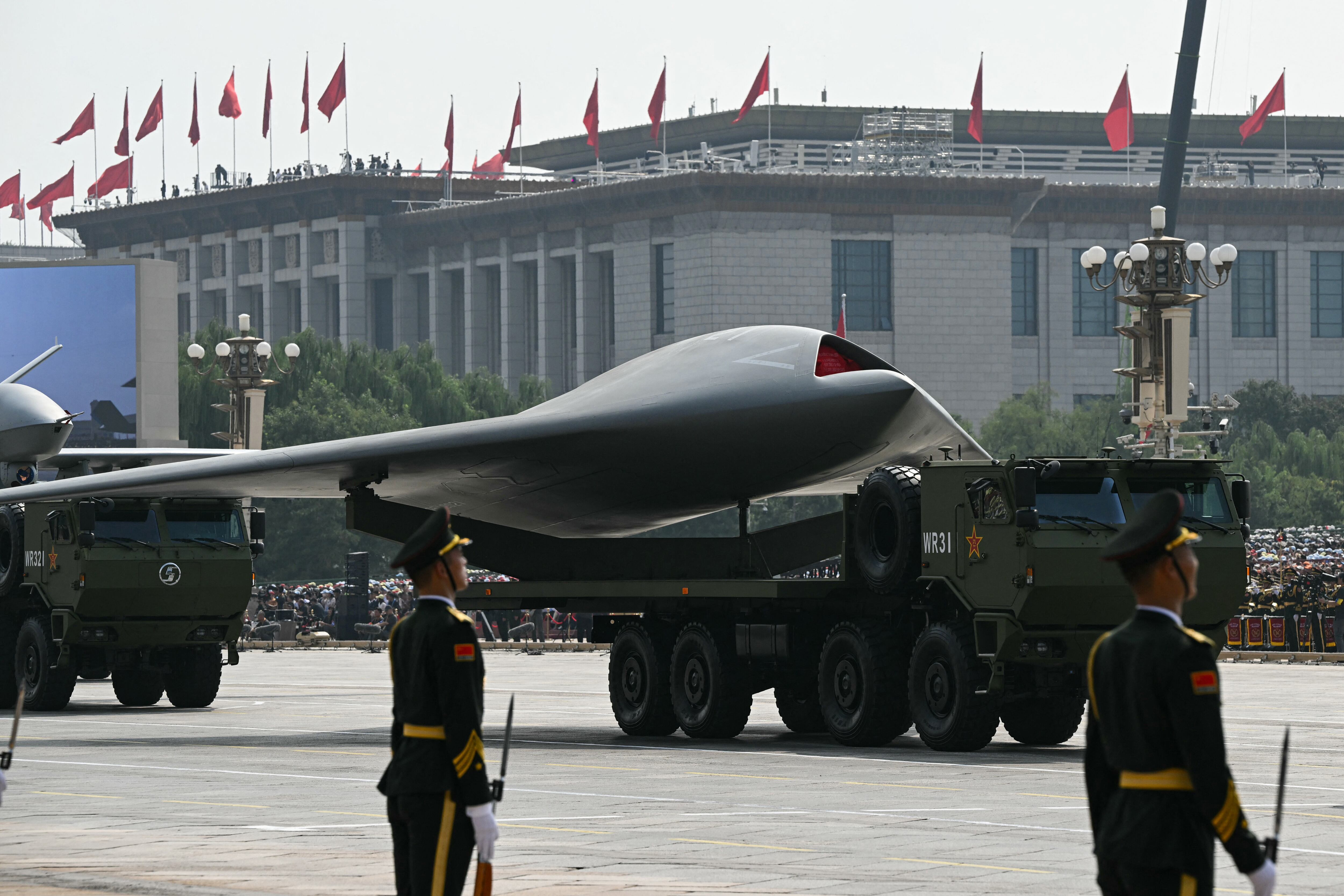 Se ve un vehículo aéreo no tripulado durante un desfile militar que marca el 80 aniversario de la victoria sobre Japón y el fin de la Segunda Guerra Mundial, en la Plaza de Tiananmen de Beijing el 3 de septiembre de 2025. (Foto de GREG BAKER / AFP)