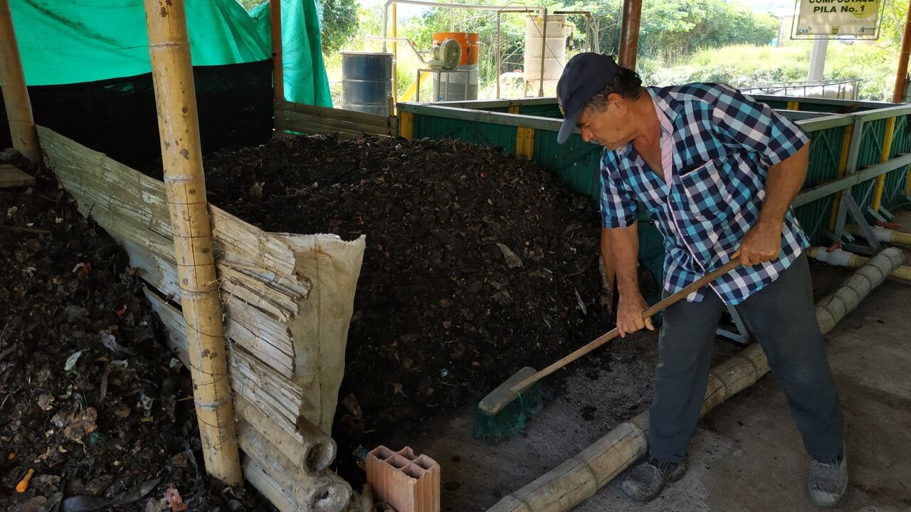 Jorge Armando Salamanca trabaja con la basura orgánica para convertirla en abono que aprovecha la comunidad.