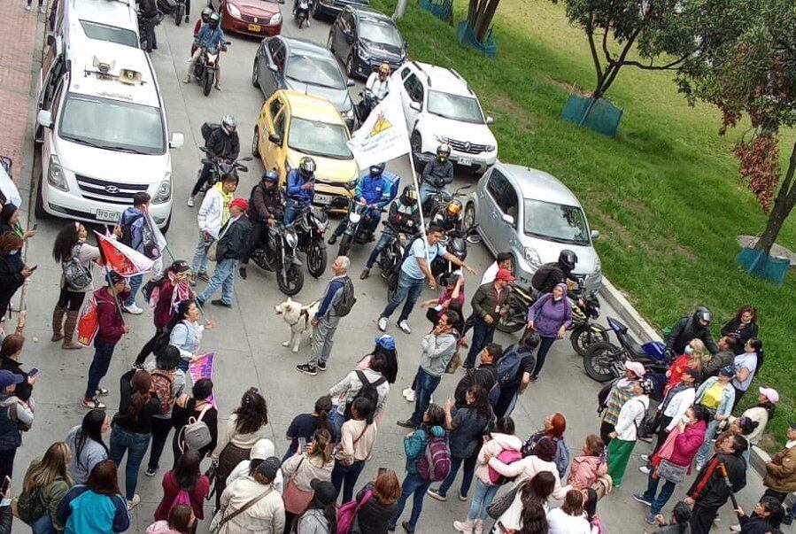 La calle 26 se ve afectada por protestas de varias personas en este punto de la ciudad.