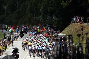 Pelotón en La Vuelta a España 2024.