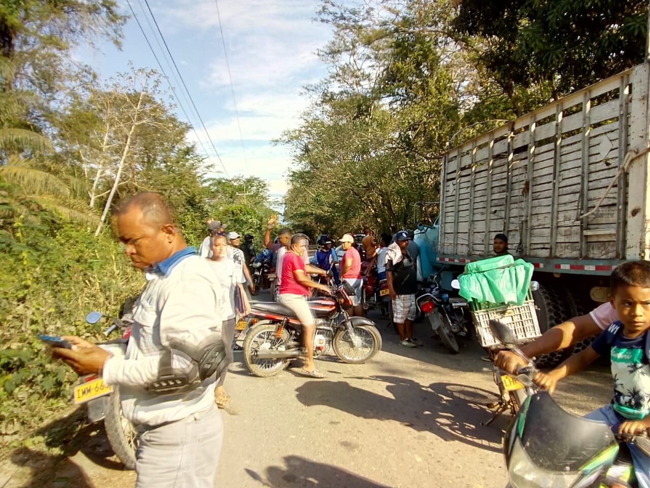 Al menos dos policías resultaron heridos.