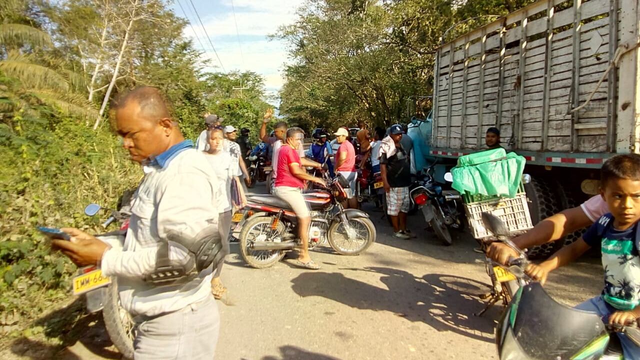 Al menos dos policías resultaron heridos.