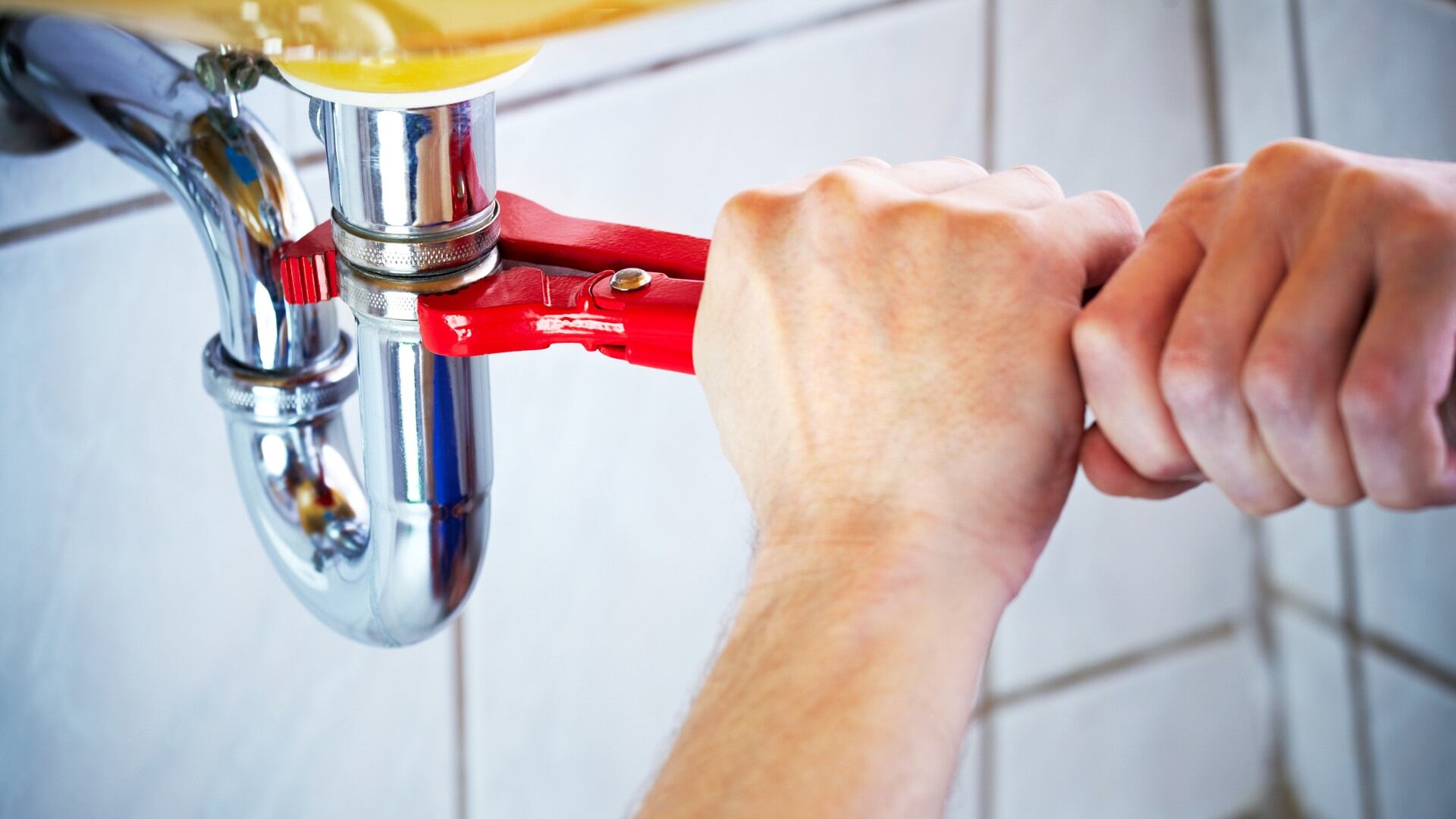 ¿Cómo destapar la cañería del fregadero?