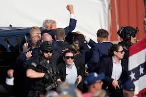 El candidato presidencial republicano, el expresidente Donald Trump, es escoltado a una caravana luego de un intento de asesinato en un evento de campaña en Butler, Pensilvania, el sábado 13 de julio de 2024.