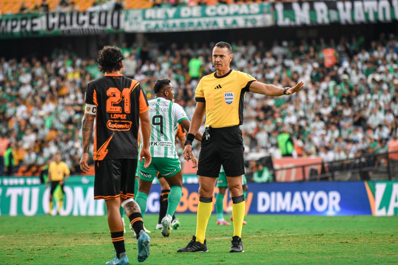 Wilmar Roldán, arbitro del partido de Atlético Nacional vs. Envigado