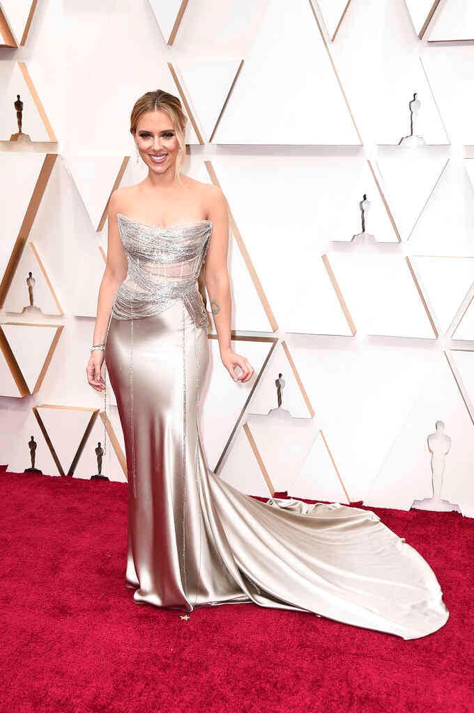 Scarlett Johansson, actriz de cine, cantante y modelo estadounidense, lució un elegante vestido color plata que se ajustó perfectamente a su cintura. Johansson estaba nominada a Mejor Actriz por Historia de un matrimonio y a Mejor Actriz de Reparto por Jojo Rabbit. Foto: Jordan Strauss/ AP. 