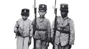 Niños soldados durante la Guerra de los Mil Días. Fotografía publicada en el semanario L’Illustration de París en 1902.
