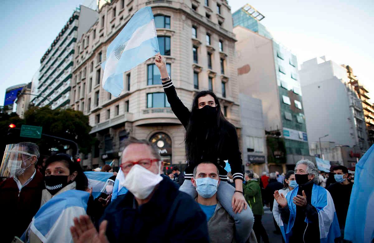La gente protesta contra las políticas de cuarentena del gobierno para contener el coronavirus en Buenos Aires, Argentina, el lunes 17 de agosto. Los manifestantes dijeron que consideran las restricciones como una violación de su libertad personal. Foto: Natacha Pisarenko / AP