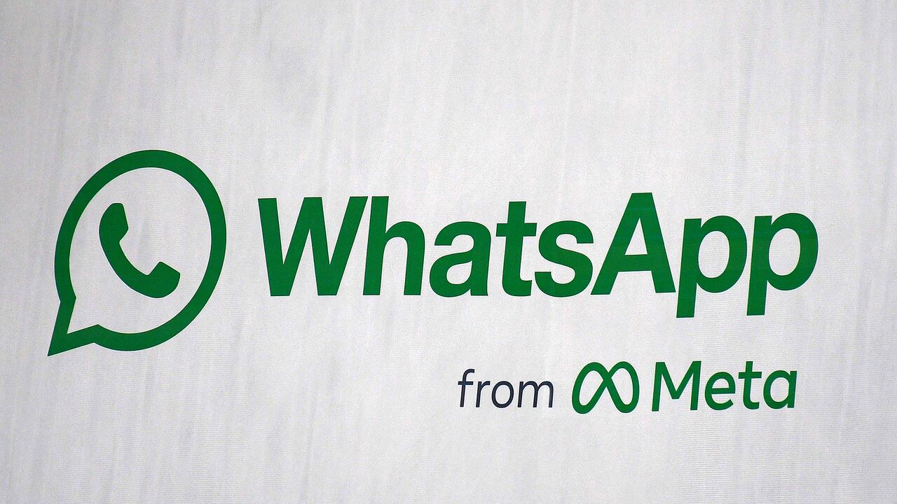Logo de WhatsApp que se muestra en una valla publicitaria.