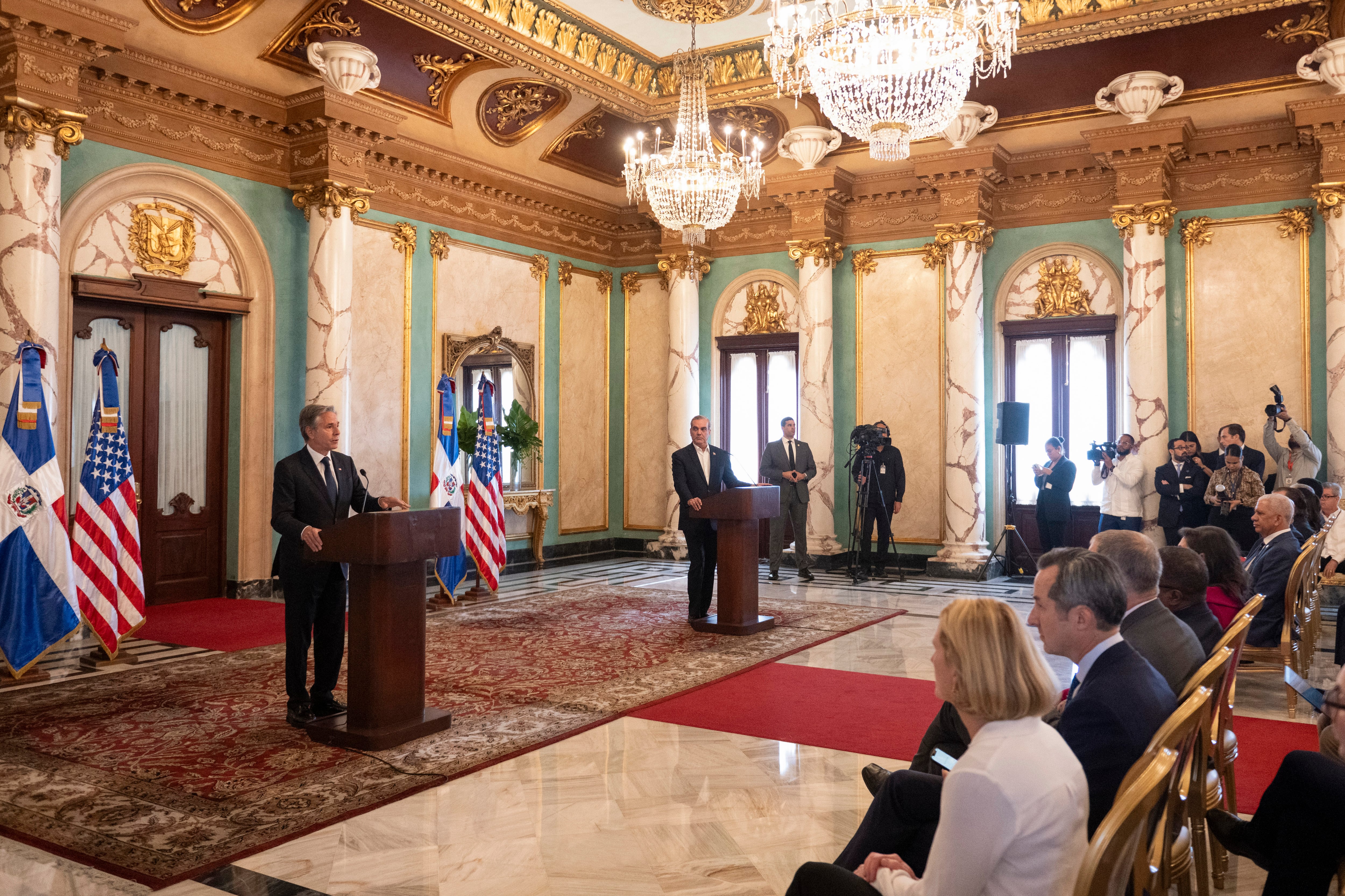 El secretario de Estado de Estados Unidos, Antony Blinken, izquierda, y el presidente de República Dominicana, Luis Abinader, celebran una conferencia de prensa conjunta en el Palacio Nacional en Santo Domingo, el 6 de septiembre de 2024. (Foto de Roberto Schmidt/Pool vía AP)