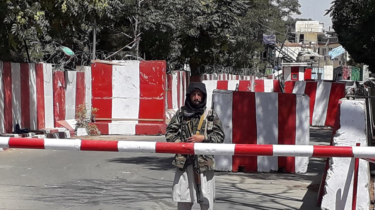 Un combatiente talibán monta guardia en la entrada del cuartel general de la policía en Ghazni el 12 de agosto de 2021, mientras los talibanes se acercan a la capital afgana después de tomar la ciudad de Ghazni. (Foto por - / AFP)