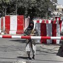 Un combatiente talibán monta guardia en la entrada del cuartel general de la policía en Ghazni el 12 de agosto de 2021, mientras los talibanes se acercan a la capital afgana después de tomar la ciudad de Ghazni. (Foto por - / AFP)