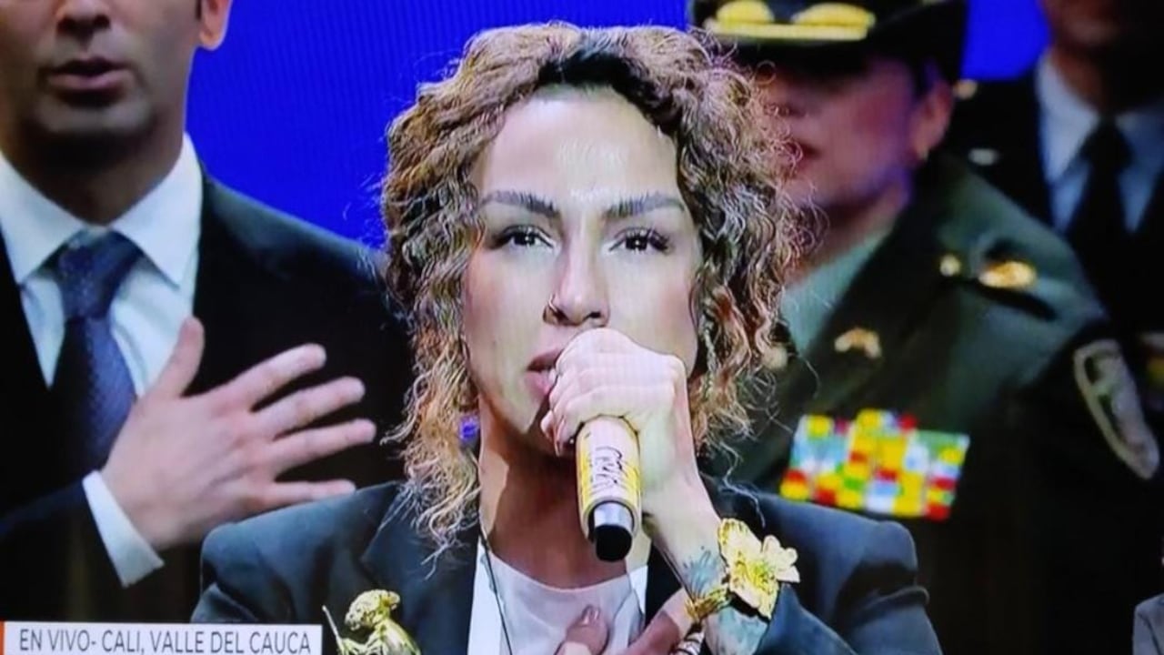 Maía interpretó el Himno Nacional en la toma de posesión de Abelardo de la Espriella