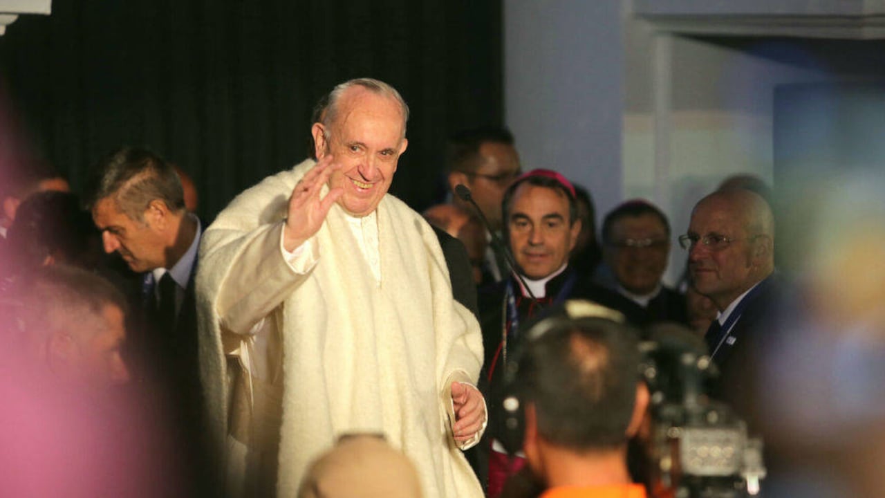 Miles de personas salieron a la calle 26 a recibir al Papa Francisco.