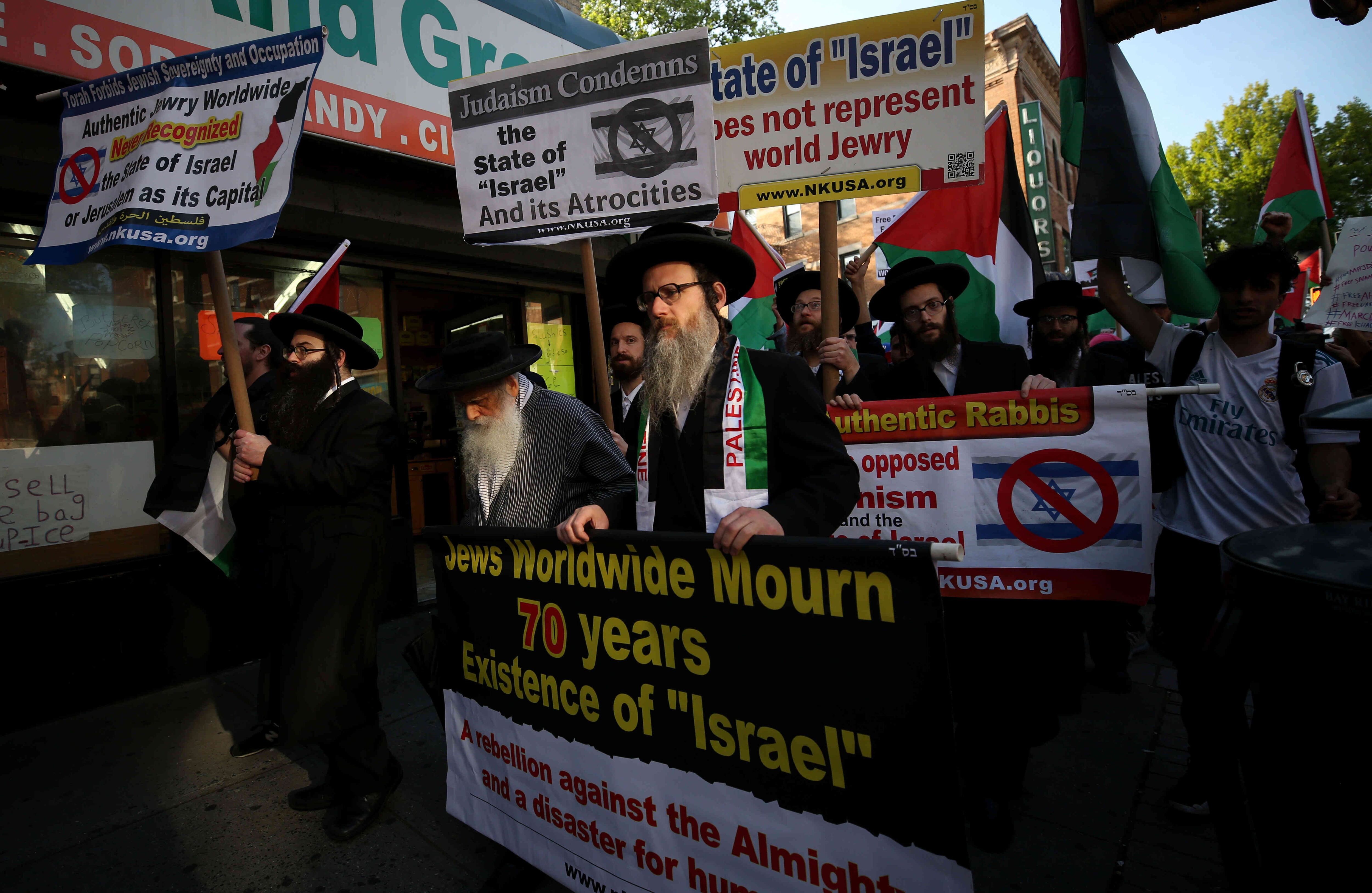 Las protestas contra Israel llegaron hasta Nueva York. En Brooklyn,  judíos ultraortodoxos que consideran al Estado de Israel una herejía marcharon con mensajes contra lo que ellos califican de actos de violencia injustificada contra los palestinos. Consignas como “la Torá prohíbe la soberanía judía y la ocupación” hicieron parte de la protesta. Mohammed Elshamy/ Anadolu