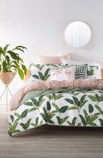 El verde también puede ir en tu cama.  Un edredón de plantas le dará mucha vida a tu cuarto.