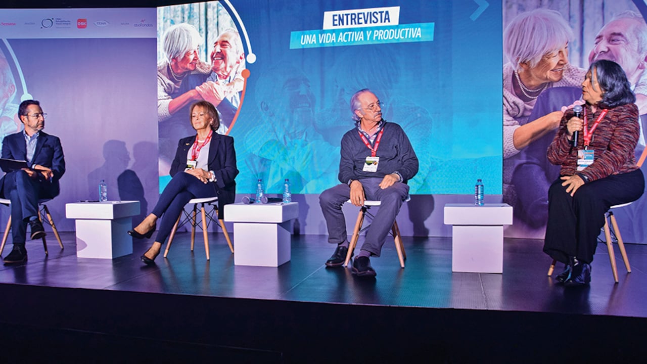 Álvaro García, director ejecutivo de Foros Semana; María Eugenia Penagos, presidenta del Círculo Colombiano de Artistas; Manolo Bellon, escritor, locutor y presentador musical; y Martha Calle, emprendedora de la Granja Integral Tacaloa.