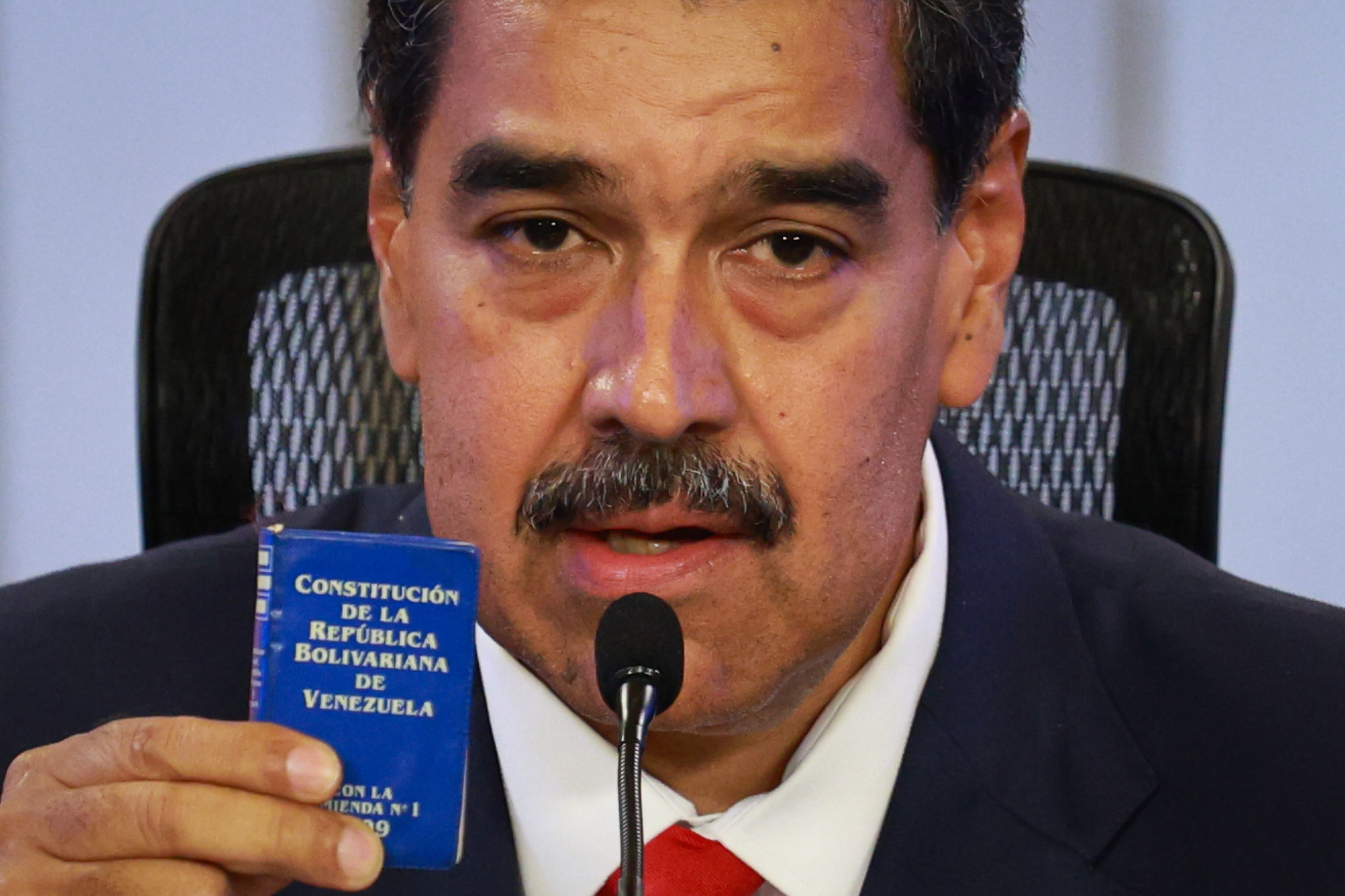 Nicolás Maduro junto a la constitución de Venezuela.