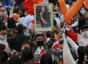 A Peruvian right-wing presidential candidate Keiko Fujimori supporter holds a portrait of her father and former Peruvian President Alberto Fujimori during her campaign closing rally in Lima, on June 3, 2021, ahead of the June 6 runoff election against leftist candidate Pedro Castillo. (Photo by Juan PONCE / AFP)