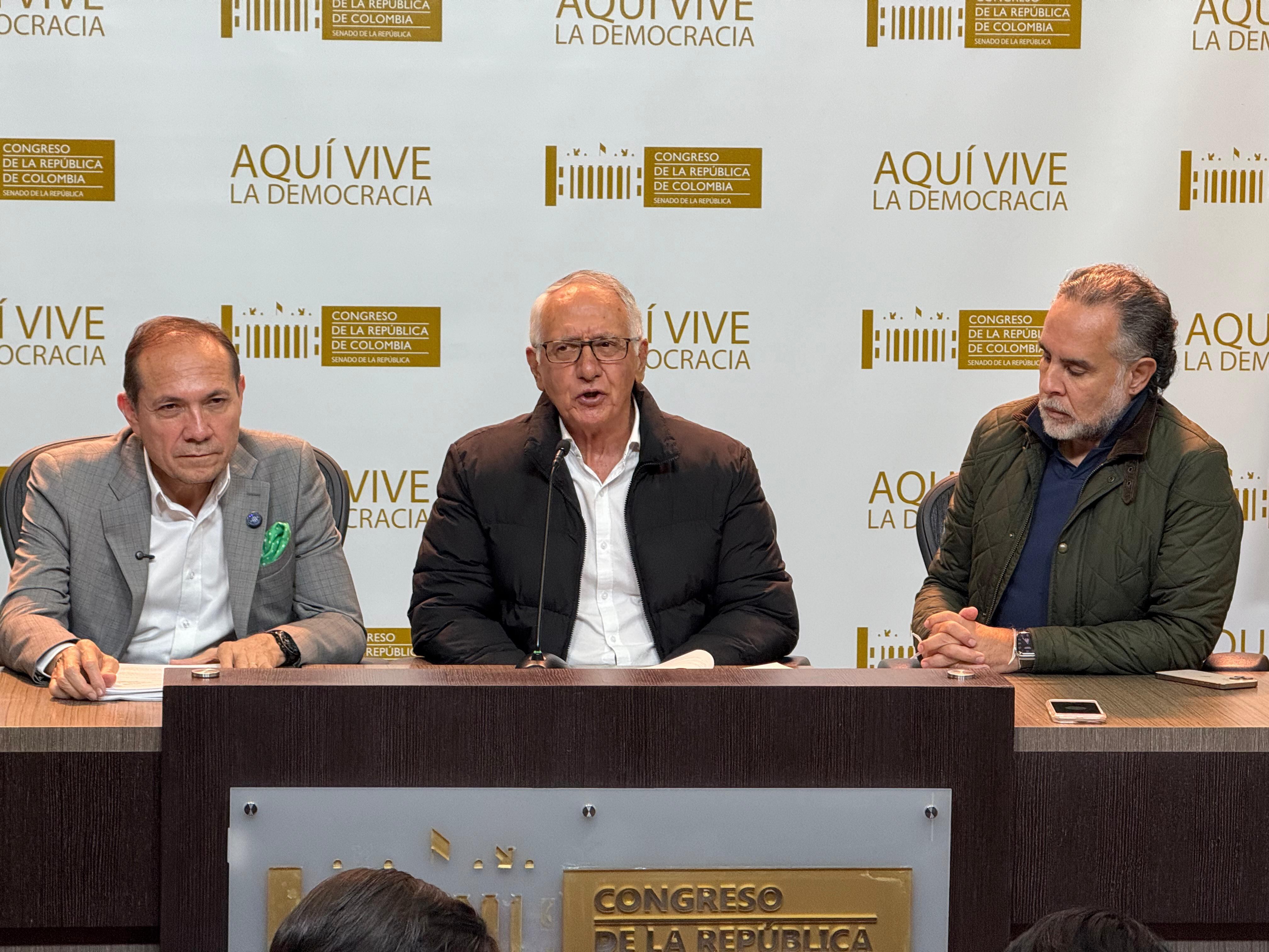 Antonio Sanguino, ministro de Trabajo; Guillermo Alfonso Jaramillo, ministro de Salud y ministro delegatario con funciones presidenciales y Armando Benedetti, ministros del Interior, en la presentación de la consulta popular 2, en Bogotá