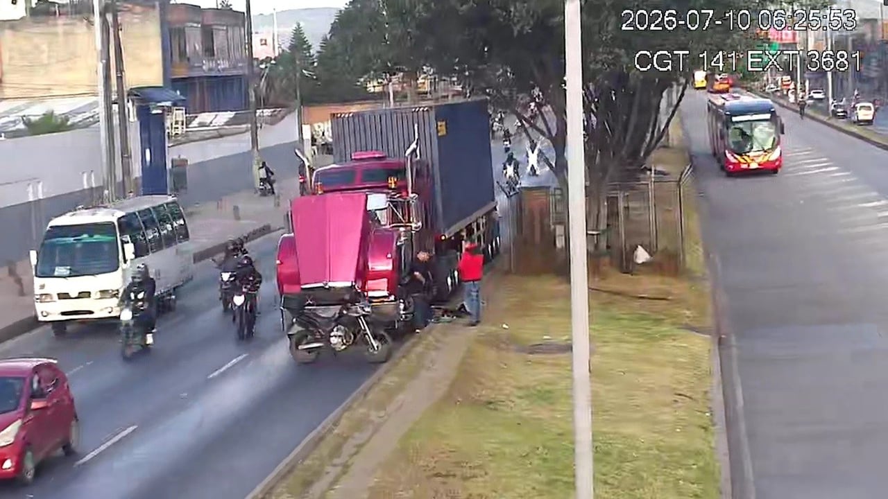 Un camión varado causó afectaciones en el tráfico normal.